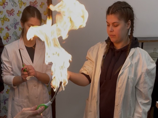 Хемија у акцији!  Промоција школе кроз рад у хемијској лабораторији